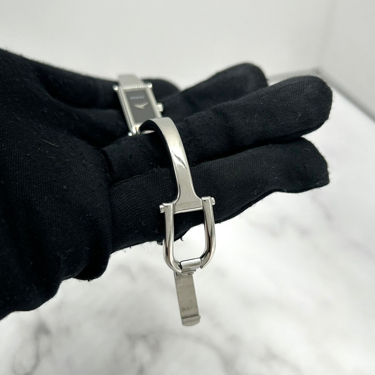 【電池交換済／稼働品】GUCCI グッチ 1500L レディース 腕時計 レクタンギュラー ブラック文字盤 シルバー バングルウォッチ ブレスレット アナログ クオーツ エレガント クラシック ドレスウォッチ 人気モデル 定番 スイス製 クリーニング済 G6