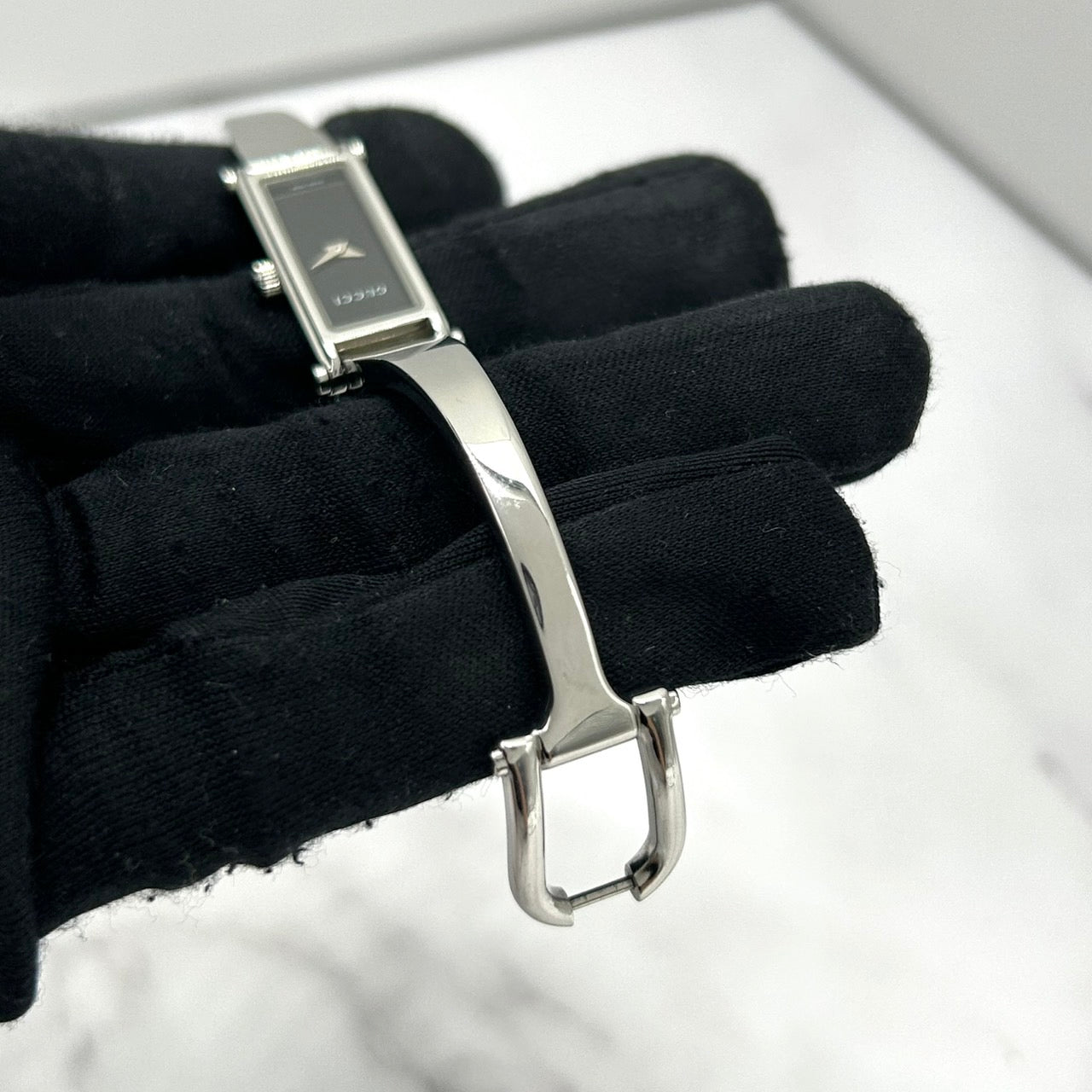 【電池交換済／稼働品】GUCCI グッチ 1500L レディース 腕時計 レクタンギュラー ブラック文字盤 シルバー バングルウォッチ ブレスレット アナログ クオーツ エレガント クラシック ドレスウォッチ 人気モデル 定番 スイス製 クリーニング済 G6