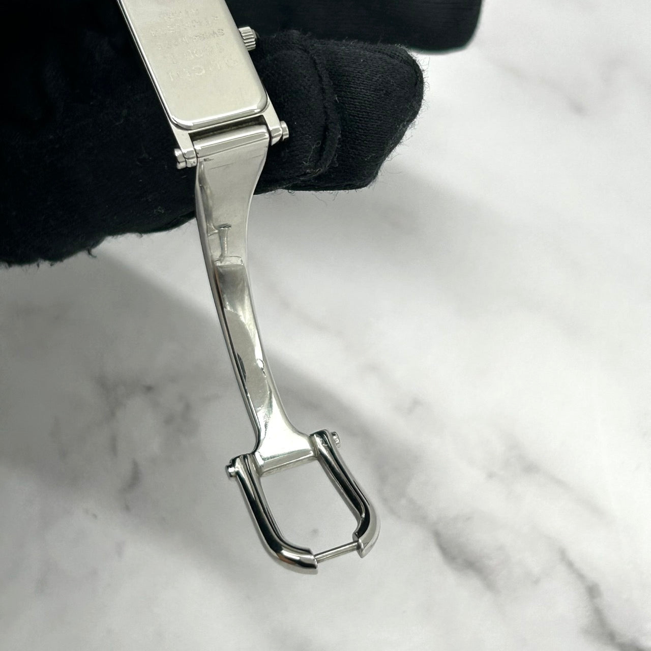 【電池交換済／稼働品】GUCCI グッチ 1500L レディース 腕時計 レクタンギュラー ブラック文字盤 シルバー バングルウォッチ ブレスレット アナログ クオーツ エレガント クラシック ドレスウォッチ 人気モデル 定番 スイス製 クリーニング済 G6