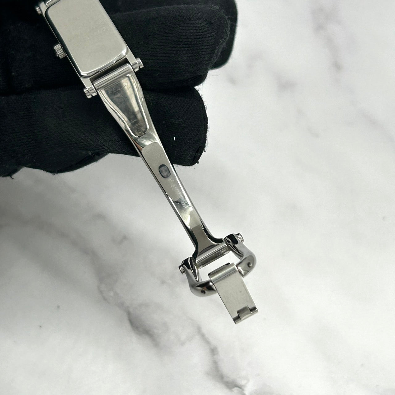 【電池交換済／稼働品】GUCCI グッチ 1500L レディース 腕時計 レクタンギュラー ブラック文字盤 シルバー バングルウォッチ ブレスレット アナログ クオーツ エレガント クラシック ドレスウォッチ 人気モデル 定番 スイス製 クリーニング済 G6