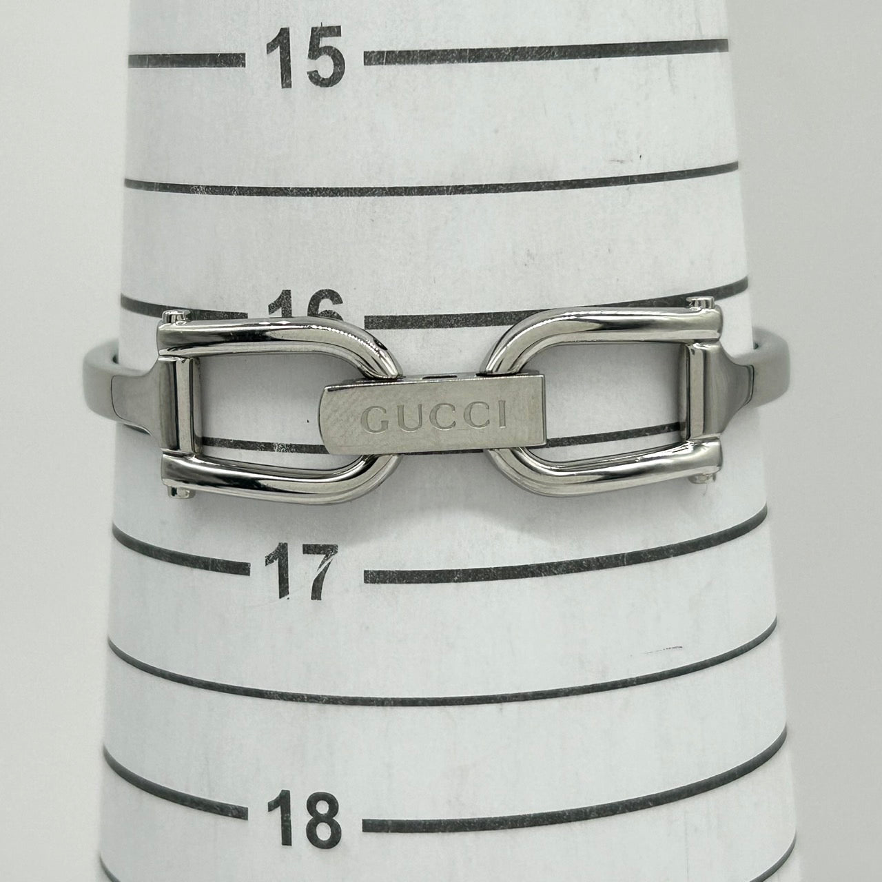 【電池交換済／稼働品】GUCCI グッチ 1500L レディース 腕時計 レクタンギュラー ブラック文字盤 シルバー バングルウォッチ ブレスレット アナログ クオーツ エレガント クラシック ドレスウォッチ 人気モデル 定番 スイス製 クリーニング済 G6