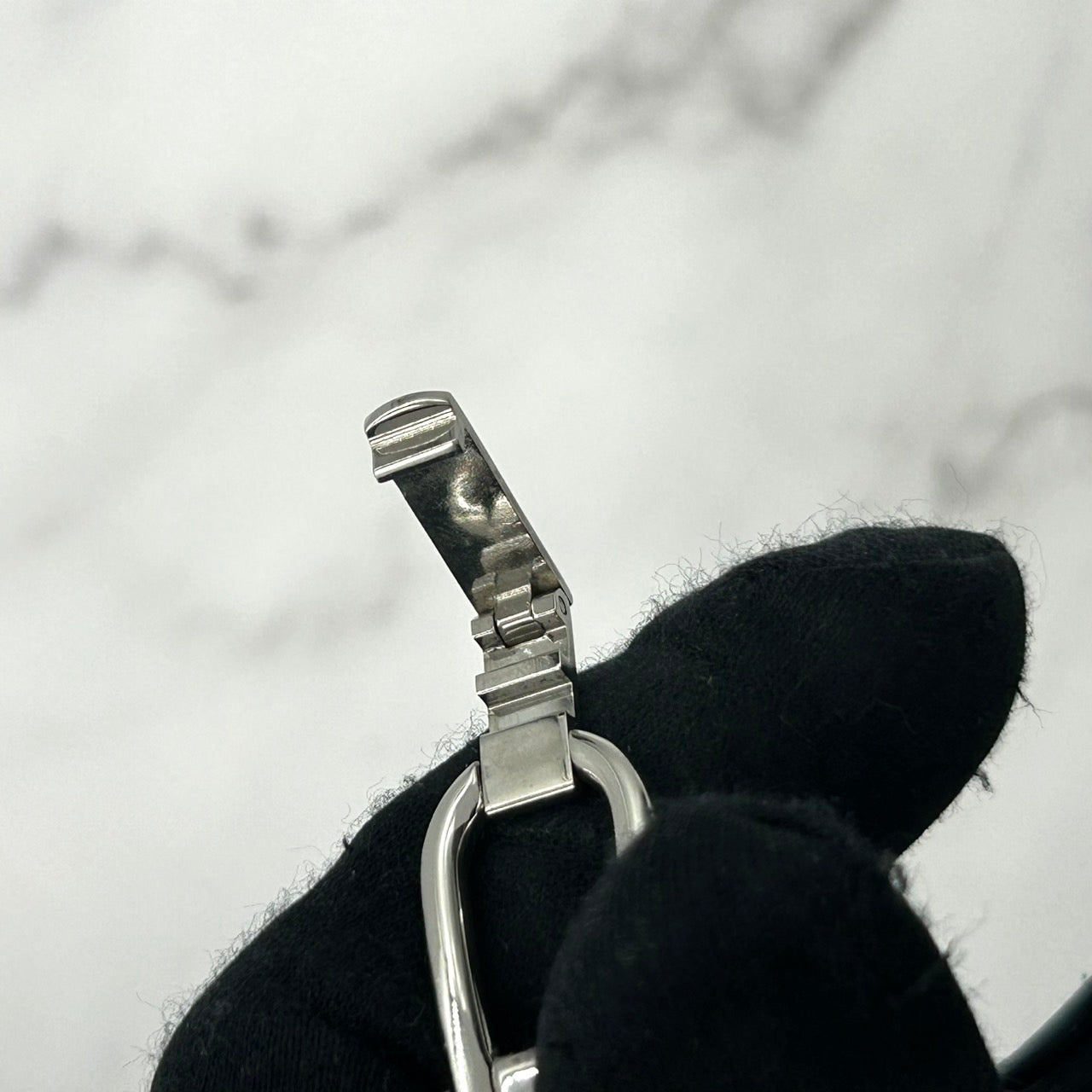 【電池交換済／稼働品】GUCCI グッチ 1500L レディース 腕時計 レクタンギュラー ブラック文字盤 シルバー バングルウォッチ ブレスレット アナログ クオーツ エレガント クラシック ドレスウォッチ 人気モデル 定番 スイス製 クリーニング済 G6