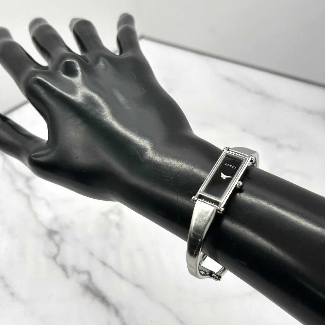 【電池交換済／稼働品】GUCCI グッチ 1500L レディース 腕時計 レクタンギュラー ブラック文字盤 シルバー バングルウォッチ ブレスレット アナログ クオーツ エレガント クラシック ドレスウォッチ 人気モデル 定番 スイス製 クリーニング済 G6