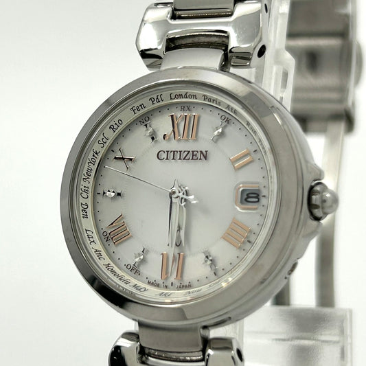 【美品】シチズン クロスシー xC 腕時計 レディース H240-T019072 エコドライブ 電波ソーラー ワールドタイム デイト アナログ 白文字盤 シルバー ローマ数字 エレガント ビジネス オフィス カジュアル ドレスウォッチ クリーニング済 G3