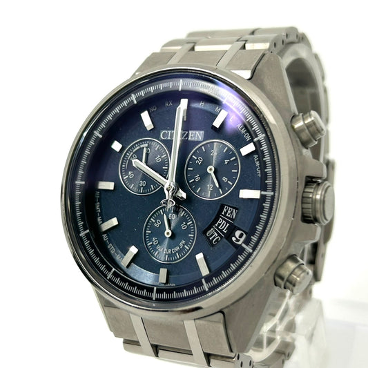 【極美品/稼働品】citizen シチズン アテッサ 腕時計 メンズ H610-T024564 エコドライブ 電波ソーラー クロノグラフ ワールドタイム デイト チタン ブルー文字盤 アナログ ビジネス 高機能 軽量 スタイリッシュ G2