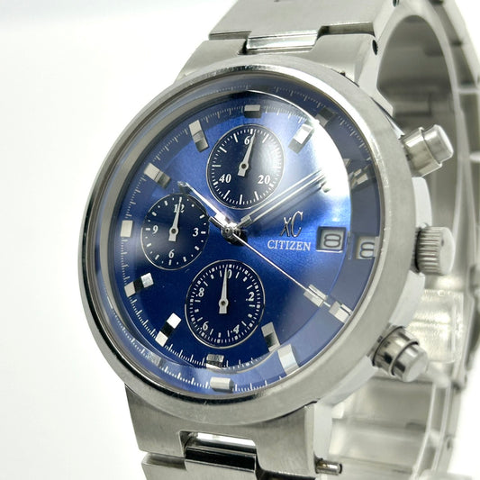 【電池交換済／稼働品】 CITIZEN シチズン xC クロスシー メンズ 腕時計 0560-H16889 クオーツ クロノグラフ デイト 青文字盤 シルバー ステンレススチール アナログ エレガント クラシック ビジネス フォーマル クリーニング済 G4