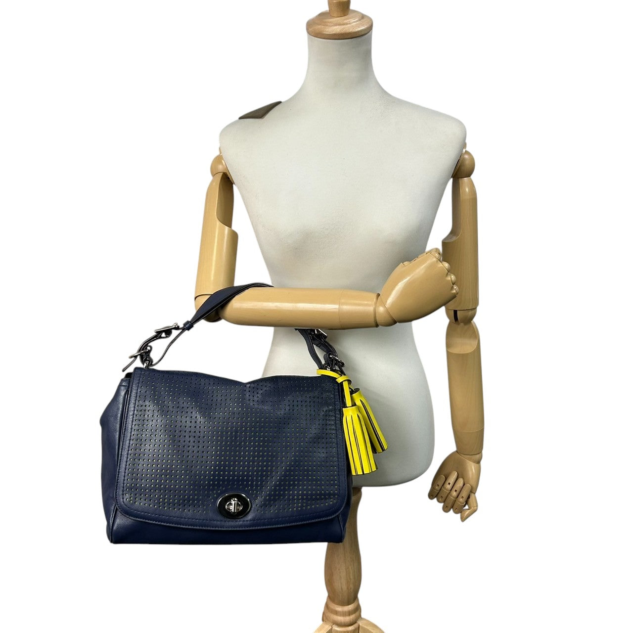 【美品／クリーニング済】COACH コーチ レガシー 22386 2WAY ハンドバッグ ショルダーバッグ パーフォレイテッドレザー ネイビー イエロー レディース 肩掛け 斜め掛け 大容量 タッセル チャーム付 エレガント 自立可 S31