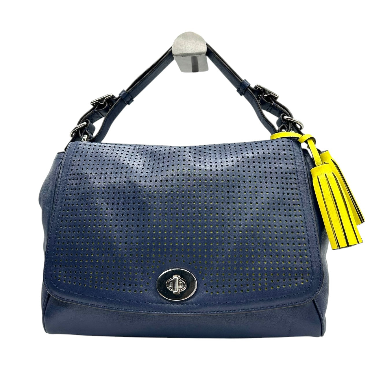 【美品／クリーニング済】COACH コーチ レガシー 22386 2WAY ハンドバッグ ショルダーバッグ パーフォレイテッドレザー ネイビー イエロー レディース 肩掛け 斜め掛け 大容量 タッセル チャーム付 エレガント 自立可 S31