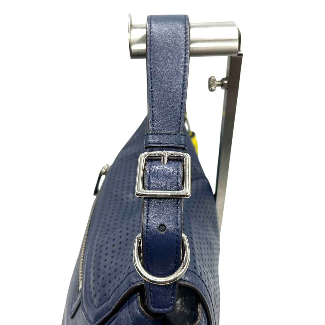 【美品／クリーニング済】COACH コーチ レガシー 22386 2WAY ハンドバッグ ショルダーバッグ パーフォレイテッドレザー ネイビー イエロー レディース 肩掛け 斜め掛け 大容量 タッセル チャーム付 エレガント 自立可 S31