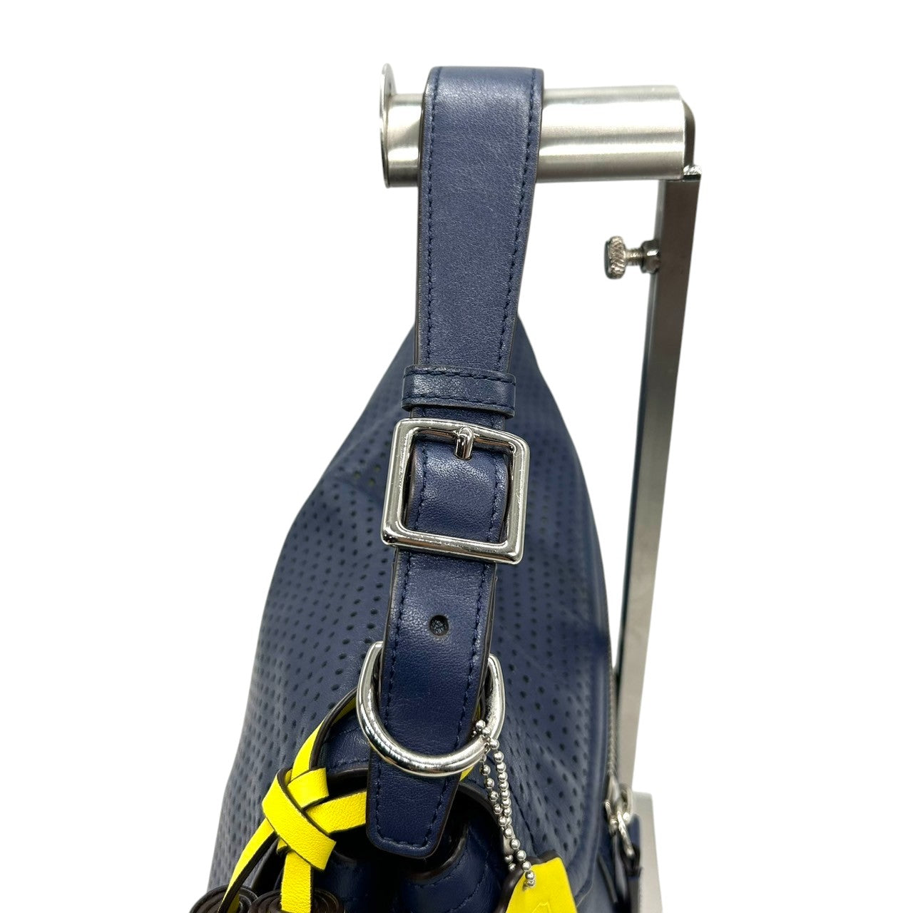 【美品／クリーニング済】COACH コーチ レガシー 22386 2WAY ハンドバッグ ショルダーバッグ パーフォレイテッドレザー ネイビー イエロー レディース 肩掛け 斜め掛け 大容量 タッセル チャーム付 エレガント 自立可 S31