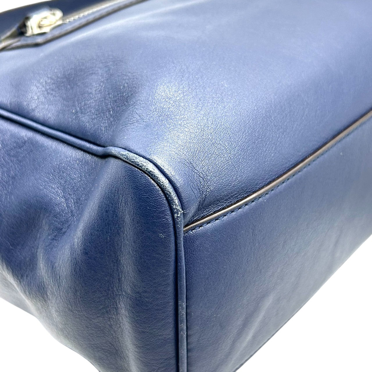 【美品／クリーニング済】COACH コーチ レガシー 22386 2WAY ハンドバッグ ショルダーバッグ パーフォレイテッドレザー ネイビー イエロー レディース 肩掛け 斜め掛け 大容量 タッセル チャーム付 エレガント 自立可 S31