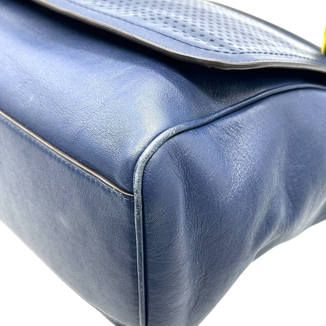 【美品／クリーニング済】COACH コーチ レガシー 22386 2WAY ハンドバッグ ショルダーバッグ パーフォレイテッドレザー ネイビー イエロー レディース 肩掛け 斜め掛け 大容量 タッセル チャーム付 エレガント 自立可 S31