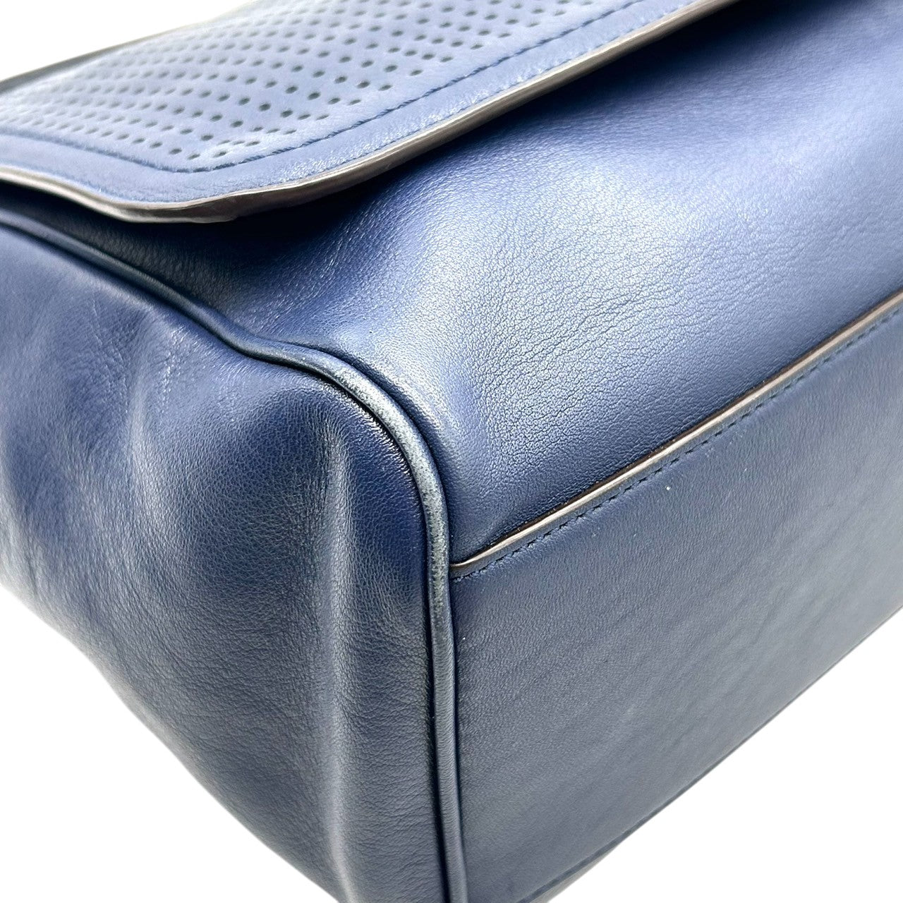 【美品／クリーニング済】COACH コーチ レガシー 22386 2WAY ハンドバッグ ショルダーバッグ パーフォレイテッドレザー ネイビー イエロー レディース 肩掛け 斜め掛け 大容量 タッセル チャーム付 エレガント 自立可 S31