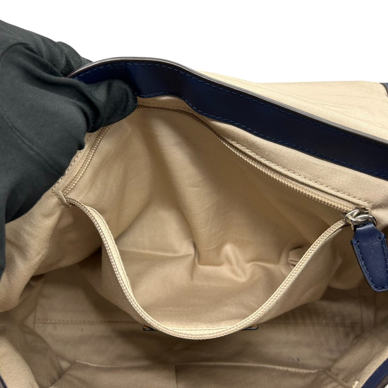 【美品／クリーニング済】COACH コーチ レガシー 22386 2WAY ハンドバッグ ショルダーバッグ パーフォレイテッドレザー ネイビー イエロー レディース 肩掛け 斜め掛け 大容量 タッセル チャーム付 エレガント 自立可 S31