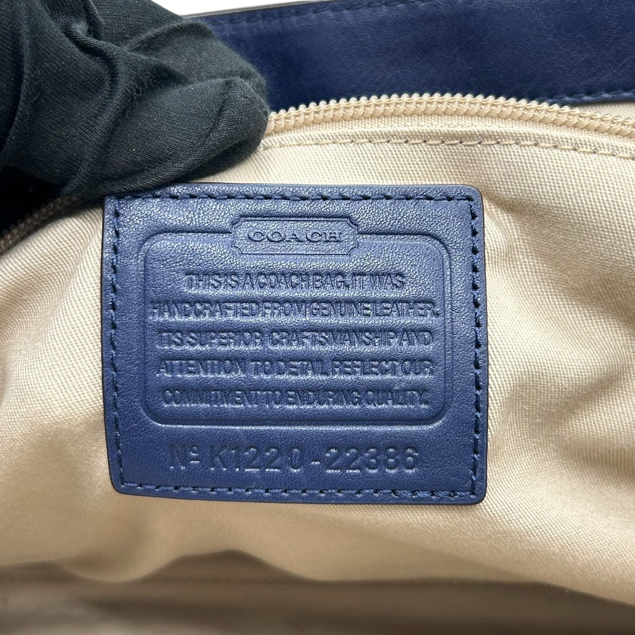 【美品／クリーニング済】COACH コーチ レガシー 22386 2WAY ハンドバッグ ショルダーバッグ パーフォレイテッドレザー ネイビー イエロー レディース 肩掛け 斜め掛け 大容量 タッセル チャーム付 エレガント 自立可 S31