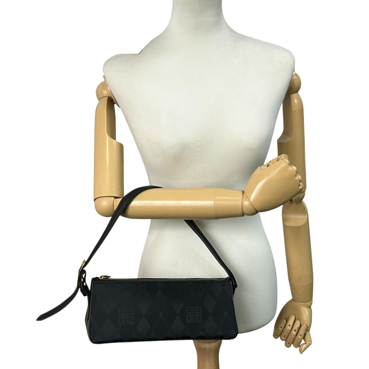 【美品／クリーニング済】 GIVENCHY ジバンシィ ジバンシー ハンドバッグ アクセサリーポーチ 4Gロゴ ナイロン レザー 黒 レディース トライアングル 三角 ピラミッド型 ミニバッグ ビンテージ クラシック フォーマル パーティー S31