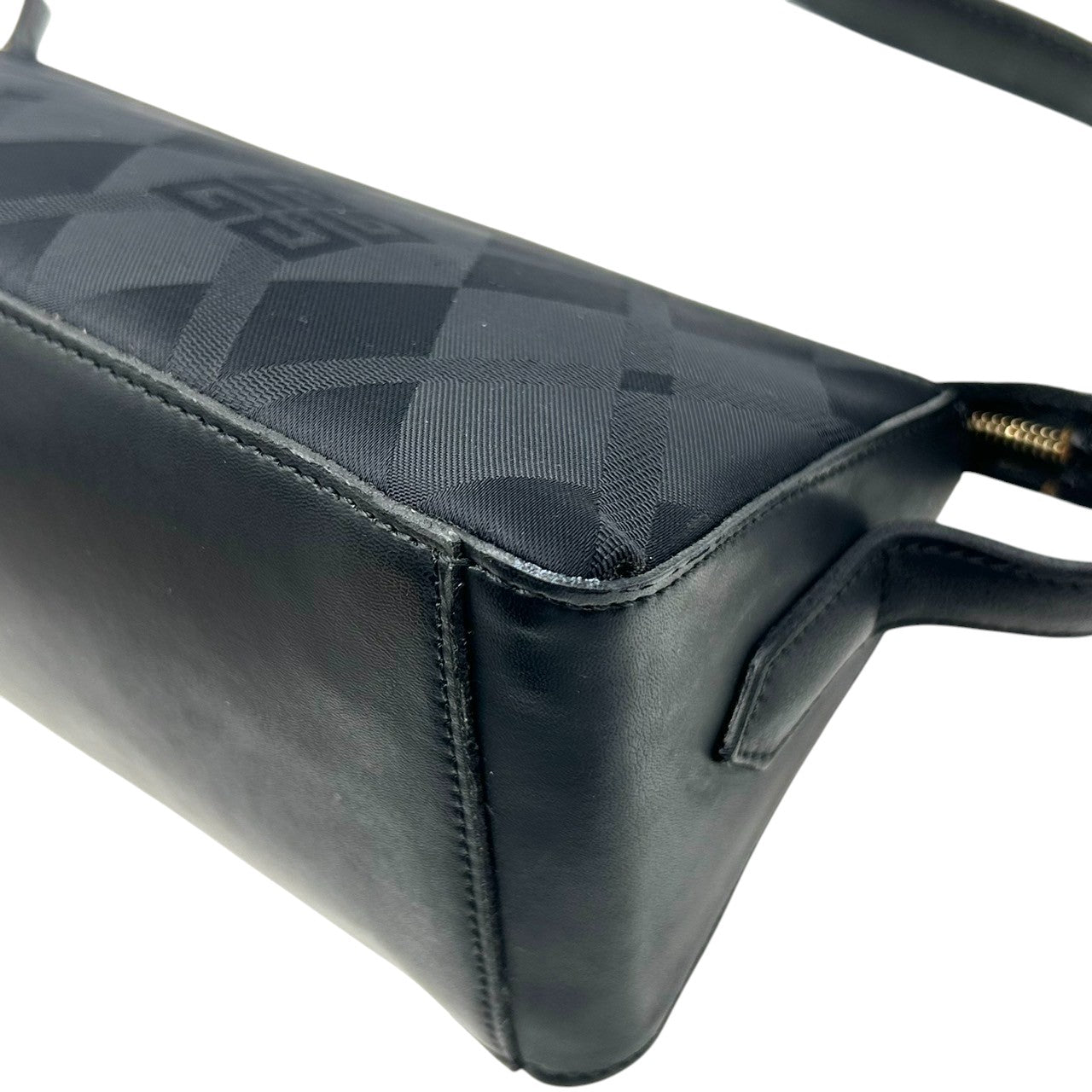 【美品／クリーニング済】 GIVENCHY ジバンシィ ジバンシー ハンドバッグ アクセサリーポーチ 4Gロゴ ナイロン レザー 黒 レディース トライアングル 三角 ピラミッド型 ミニバッグ ビンテージ クラシック フォーマル パーティー S31