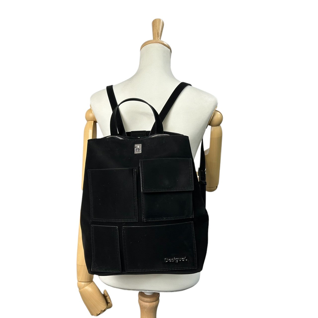 Desigual デシグアル バックパック リュックサック ブラック 黒 レディース メンズ ユニセックス 多機能ポケット A4収納可 PVC スタイリッシュ モダンデザイン 通勤 通学 カジュアル ロゴ シルバー金具 クリーニング済み s49