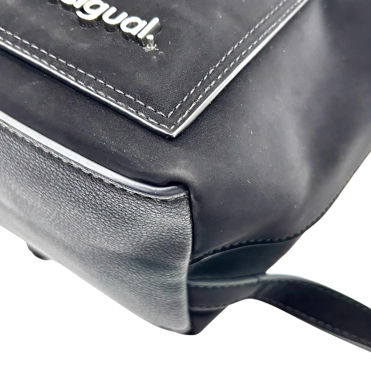 Desigual デシグアル バックパック リュックサック ブラック 黒 レディース メンズ ユニセックス 多機能ポケット A4収納可 PVC スタイリッシュ モダンデザイン 通勤 通学 カジュアル ロゴ シルバー金具 クリーニング済み s49