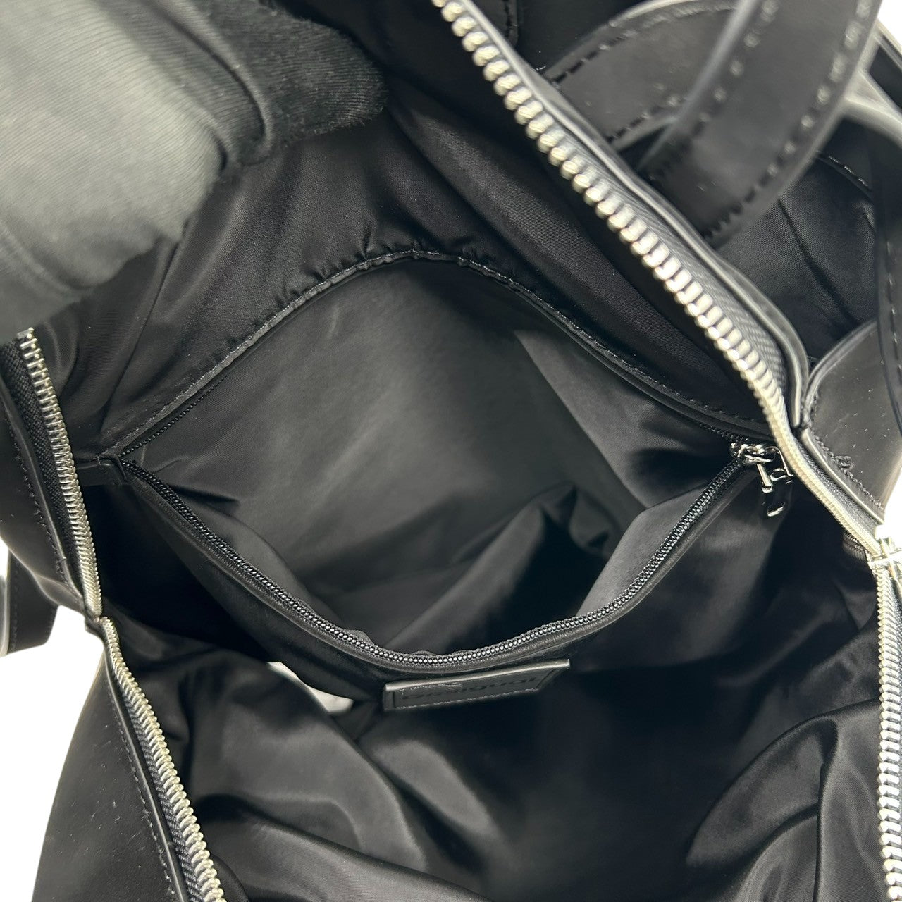 Desigual デシグアル バックパック リュックサック ブラック 黒 レディース メンズ ユニセックス 多機能ポケット A4収納可 PVC スタイリッシュ モダンデザイン 通勤 通学 カジュアル ロゴ シルバー金具 クリーニング済み s49