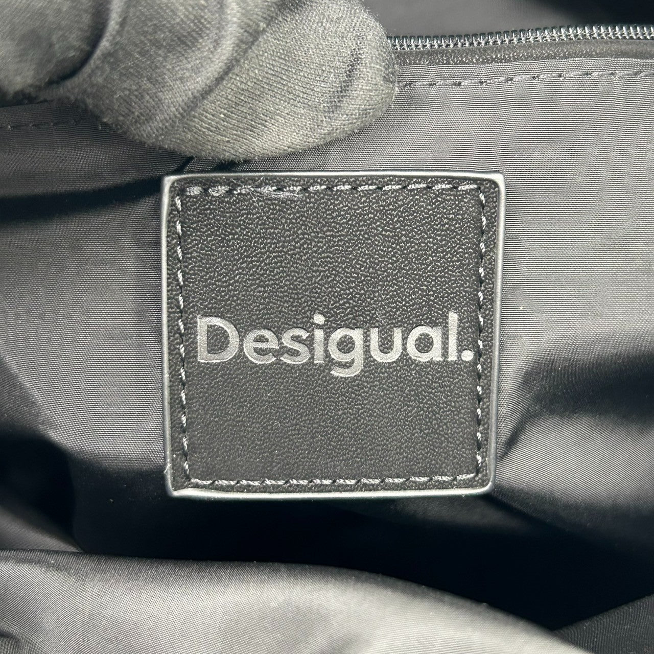 Desigual デシグアル バックパック リュックサック ブラック 黒 レディース メンズ ユニセックス 多機能ポケット A4収納可 PVC スタイリッシュ モダンデザイン 通勤 通学 カジュアル ロゴ シルバー金具 クリーニング済み s49