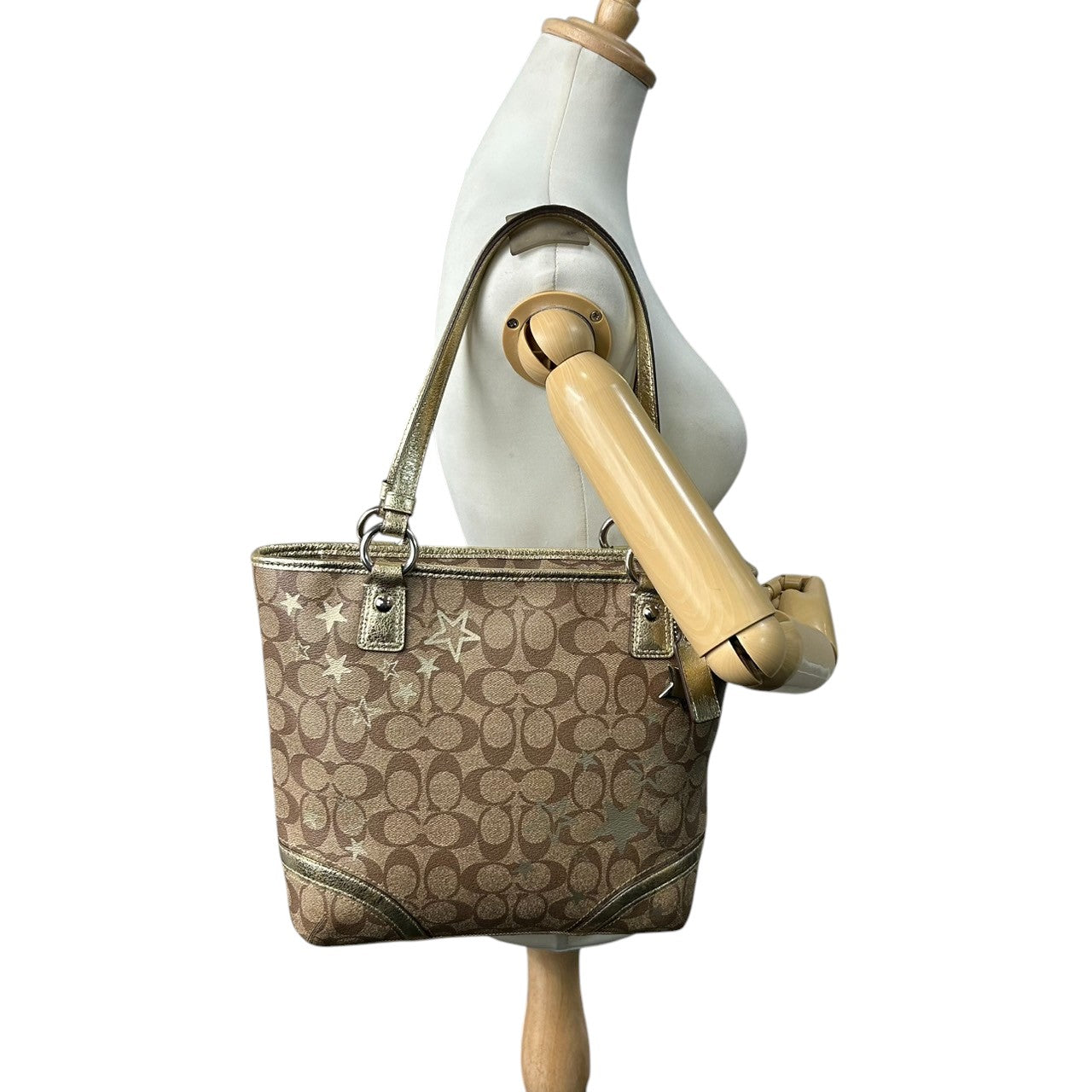 【未使用級】 COACH コーチ トートバッグ F18853 シグネチャー スター 星柄 PVC レザー ブラウン ゴールド レディース A4収納可 肩掛け チャーム付 通勤 通学 エレガント キュート 大容量 s49