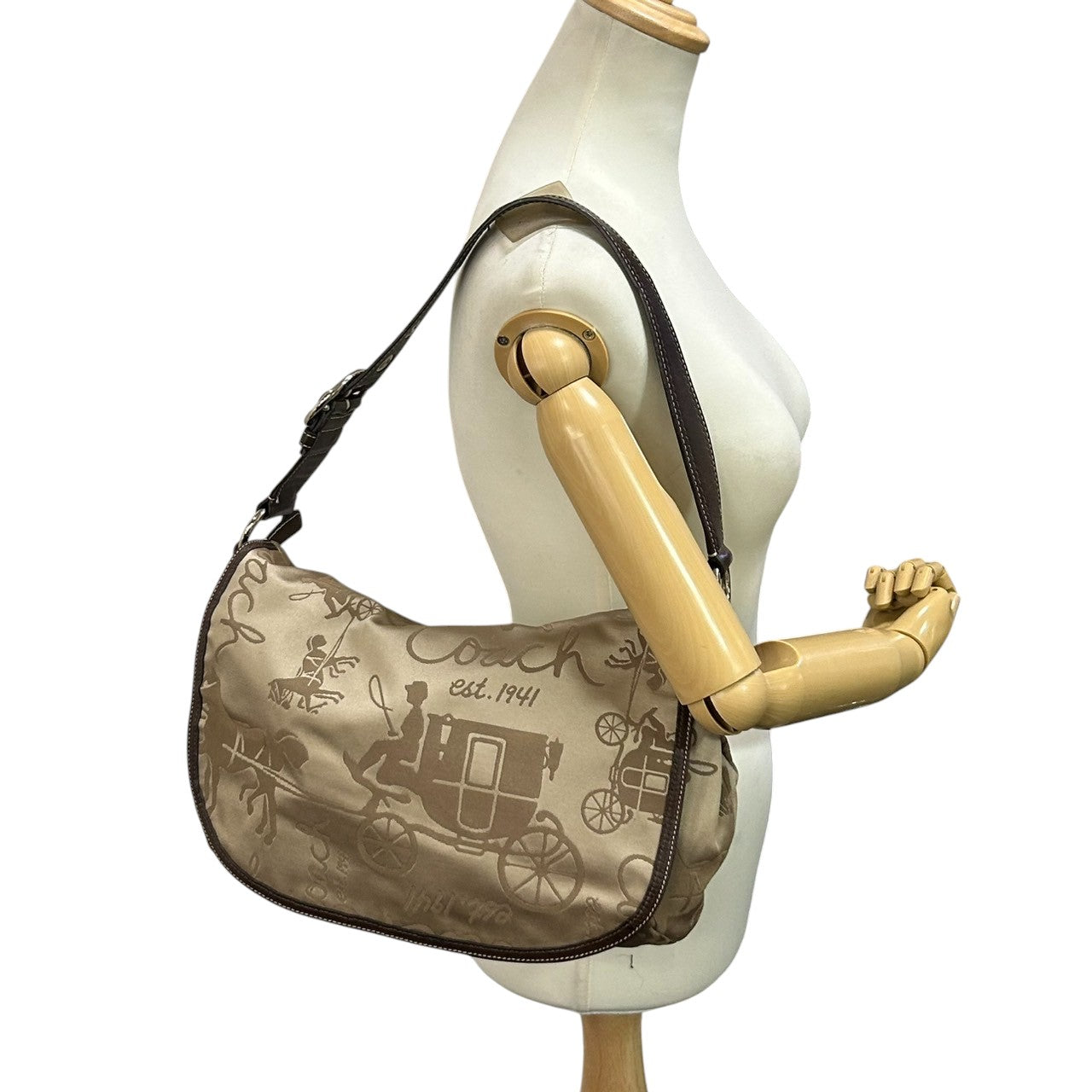 【美品】COACH コーチ ホースアンドキャリッジ ショルダーバッグ F14888 ワンショルダー ナイロン レザー ベージュ ブラウン 馬車柄 総柄 レディース エレガント クラシック 肩掛け可 デイリーユース 軽量 クリーニング済み s53