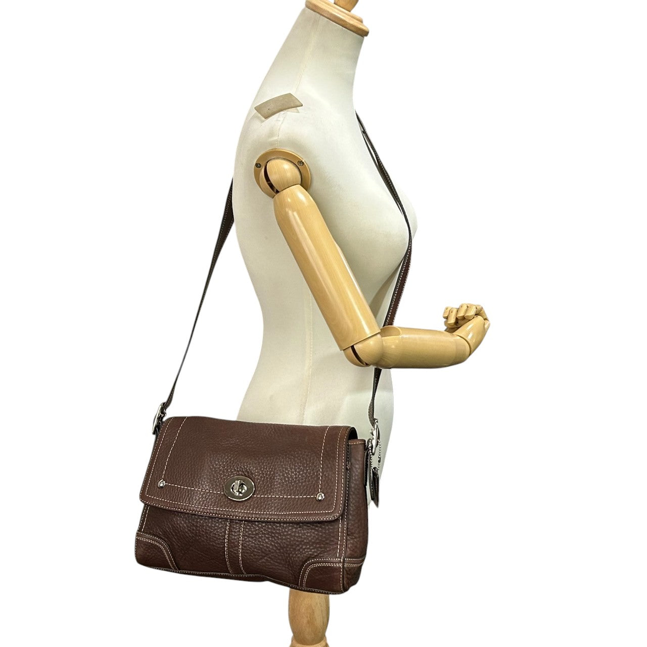 COACH コーチ ショルダーバッグ F13957 斜め掛け可 自立可 レザー 本革 シボ革 ブラウン ターンロック フラップ式 白ステッチ シルバー金具 レディース エレガント クラシック カジュアル 通勤 通学 Y2K 00s s53