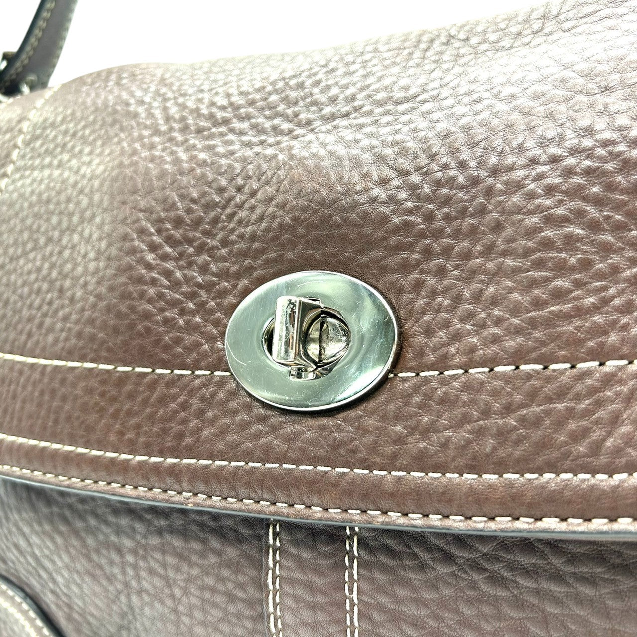 COACH コーチ ショルダーバッグ F13957 斜め掛け可 自立可 レザー 本革 シボ革 ブラウン ターンロック フラップ式 白ステッチ シルバー金具 レディース エレガント クラシック カジュアル 通勤 通学 Y2K 00s s53