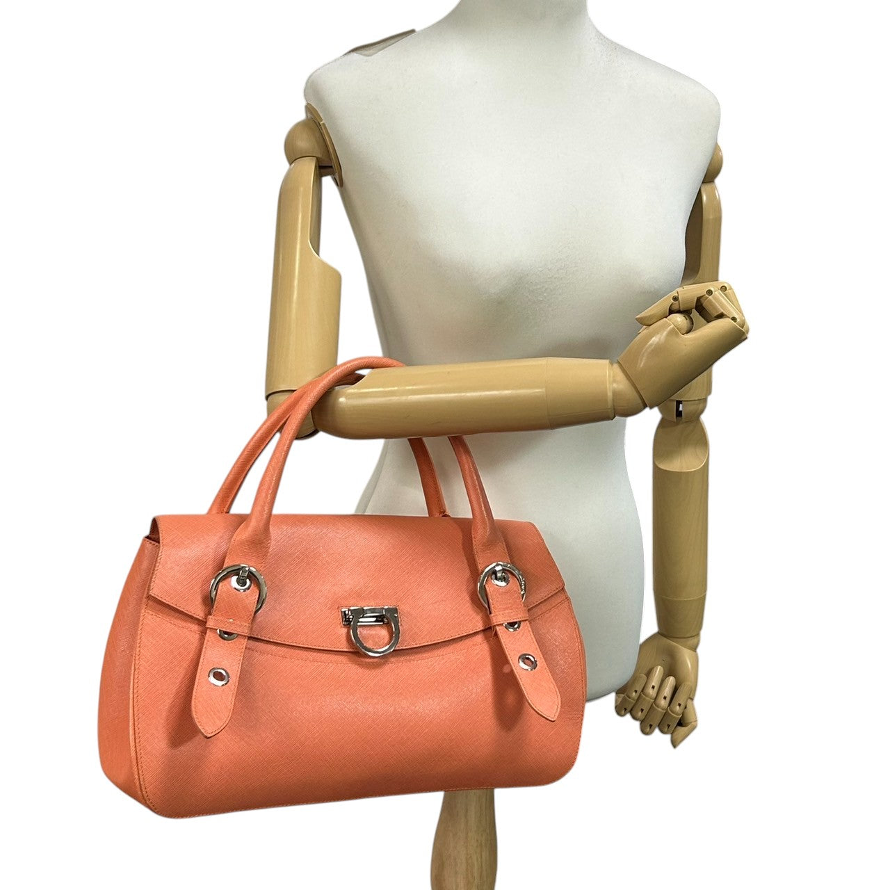 【美品】Salvatore Ferragamo サルヴァトーレフェラガモ ガンチーニ ハンドバッグ AB-21 5322 PVC レザー サーモンピンク シルバー金具 フラップ式 レディース エレガント フェミニン フォーマル 自立可 クリーニング済み D