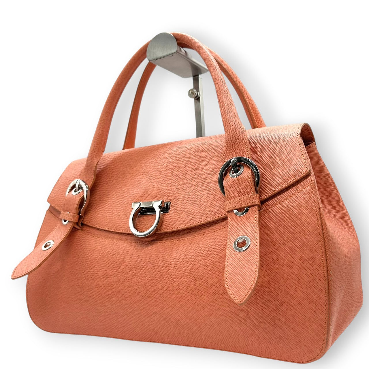 【美品】Salvatore Ferragamo サルヴァトーレフェラガモ ガンチーニ ハンドバッグ AB-21 5322 PVC レザー サーモンピンク シルバー金具 フラップ式 レディース エレガント フェミニン フォーマル 自立可 クリーニング済み D