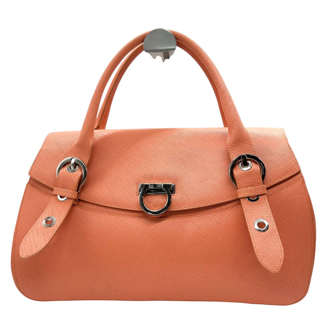 【美品】Salvatore Ferragamo サルヴァトーレフェラガモ ガンチーニ ハンドバッグ AB-21 5322 PVC レザー サーモンピンク シルバー金具 フラップ式 レディース エレガント フェミニン フォーマル 自立可 クリーニング済み D