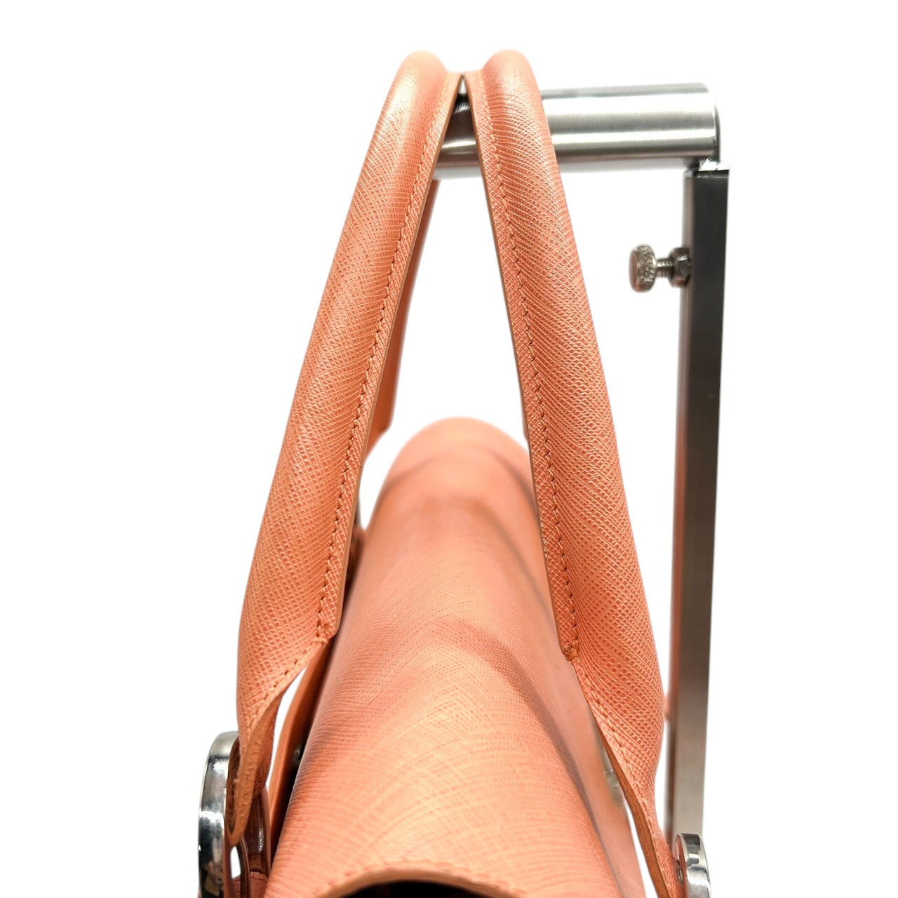 【美品】Salvatore Ferragamo サルヴァトーレフェラガモ ガンチーニ ハンドバッグ AB-21 5322 PVC レザー サーモンピンク シルバー金具 フラップ式 レディース エレガント フェミニン フォーマル 自立可 クリーニング済み D