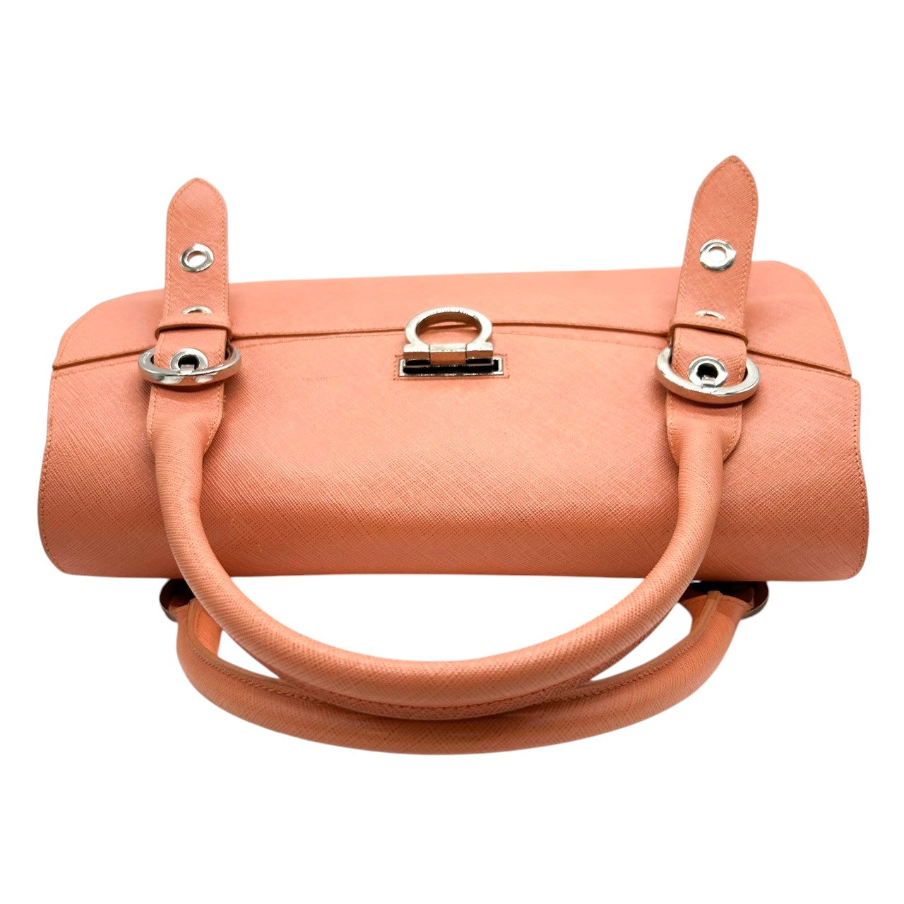 【美品】Salvatore Ferragamo サルヴァトーレフェラガモ ガンチーニ ハンドバッグ AB-21 5322 PVC レザー サーモンピンク シルバー金具 フラップ式 レディース エレガント フェミニン フォーマル 自立可 クリーニング済み D