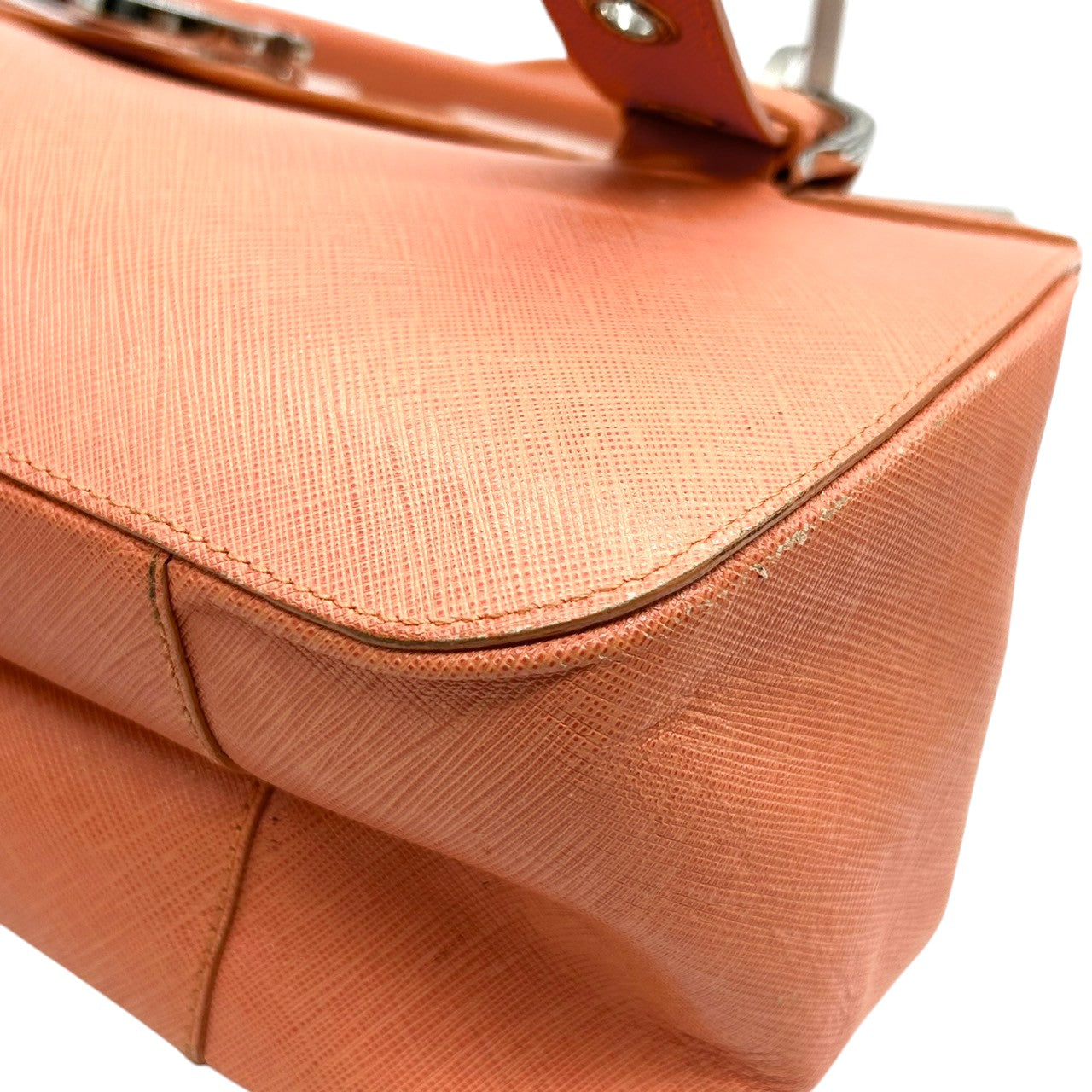 【美品】Salvatore Ferragamo サルヴァトーレフェラガモ ガンチーニ ハンドバッグ AB-21 5322 PVC レザー サーモンピンク シルバー金具 フラップ式 レディース エレガント フェミニン フォーマル 自立可 クリーニング済み D