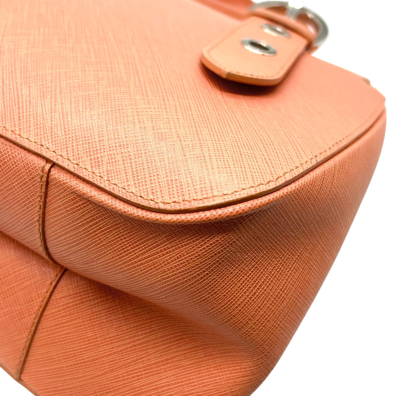 【美品】Salvatore Ferragamo サルヴァトーレフェラガモ ガンチーニ ハンドバッグ AB-21 5322 PVC レザー サーモンピンク シルバー金具 フラップ式 レディース エレガント フェミニン フォーマル 自立可 クリーニング済み D