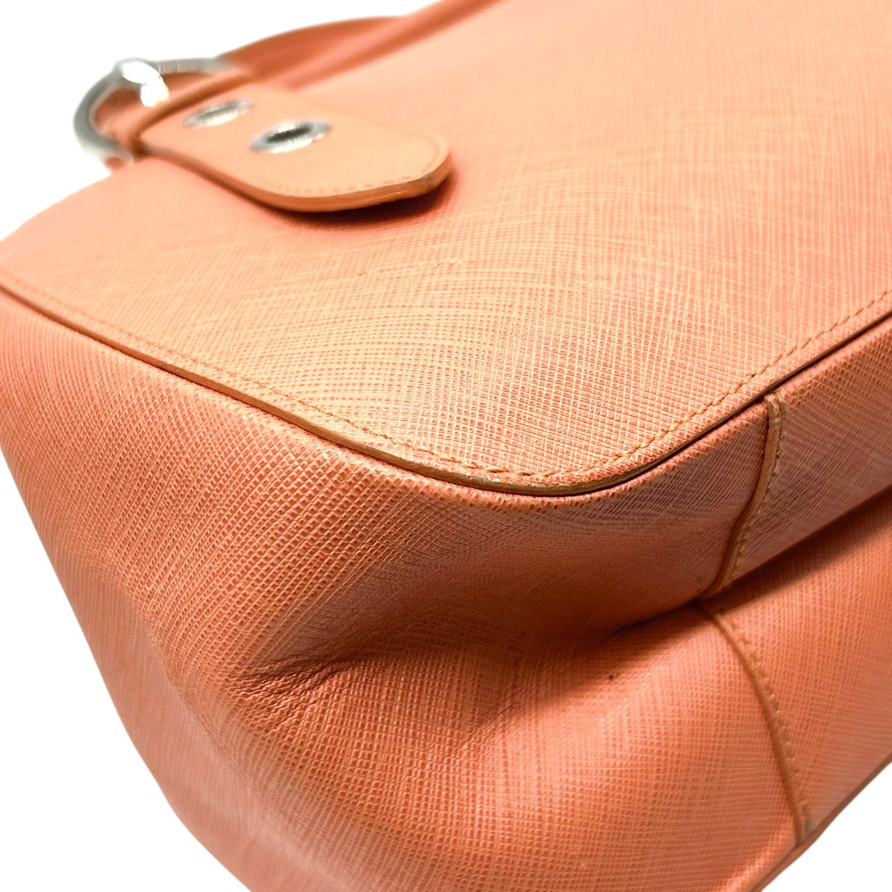 【美品】Salvatore Ferragamo サルヴァトーレフェラガモ ガンチーニ ハンドバッグ AB-21 5322 PVC レザー サーモンピンク シルバー金具 フラップ式 レディース エレガント フェミニン フォーマル 自立可 クリーニング済み D