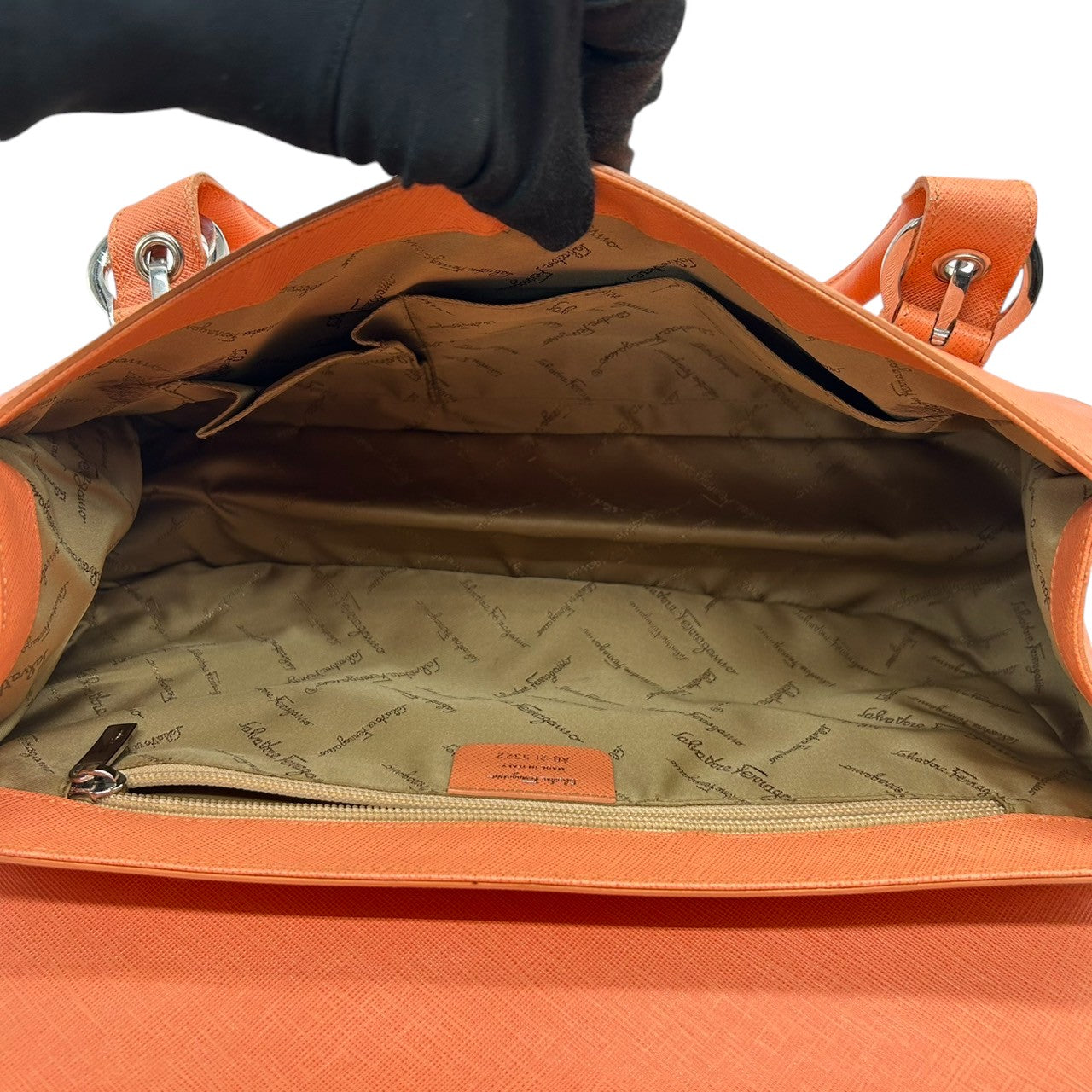 【美品】Salvatore Ferragamo サルヴァトーレフェラガモ ガンチーニ ハンドバッグ AB-21 5322 PVC レザー サーモンピンク シルバー金具 フラップ式 レディース エレガント フェミニン フォーマル 自立可 クリーニング済み D