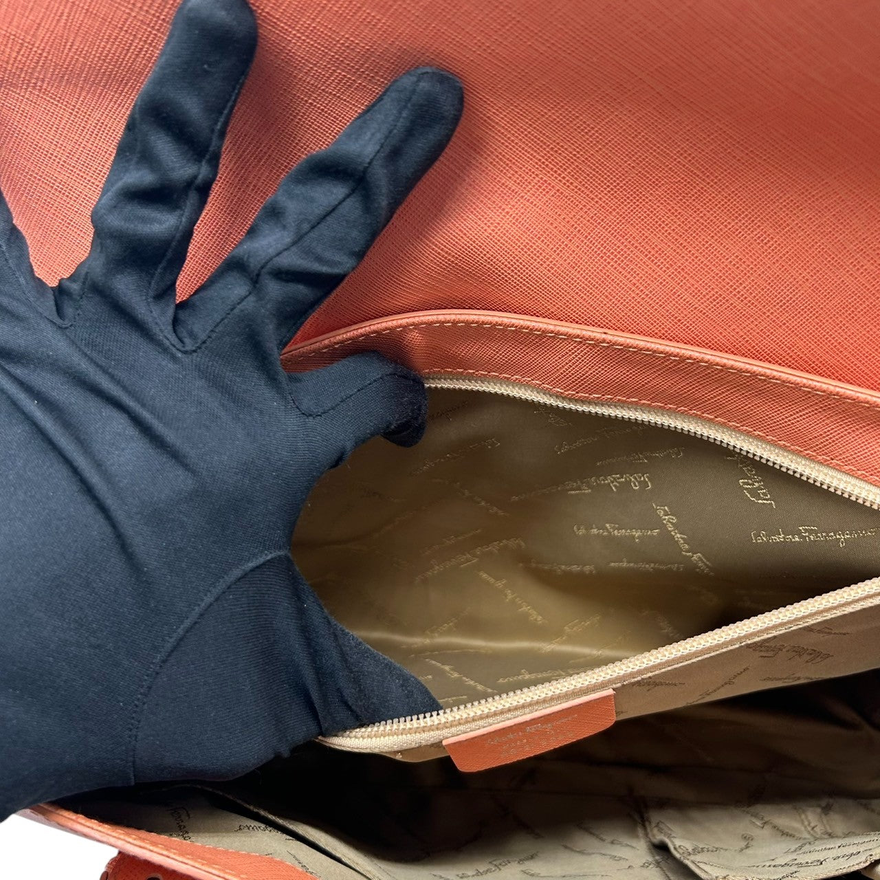 【美品】Salvatore Ferragamo サルヴァトーレフェラガモ ガンチーニ ハンドバッグ AB-21 5322 PVC レザー サーモンピンク シルバー金具 フラップ式 レディース エレガント フェミニン フォーマル 自立可 クリーニング済み D