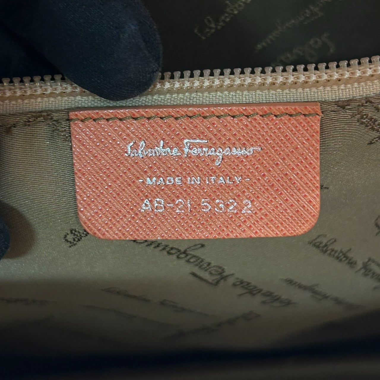 【美品】Salvatore Ferragamo サルヴァトーレフェラガモ ガンチーニ ハンドバッグ AB-21 5322 PVC レザー サーモンピンク シルバー金具 フラップ式 レディース エレガント フェミニン フォーマル 自立可 クリーニング済み D