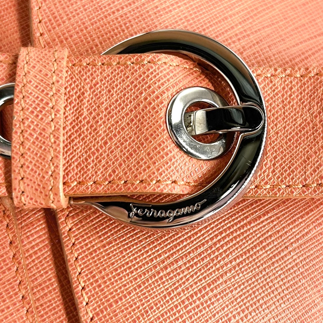 【美品】Salvatore Ferragamo サルヴァトーレフェラガモ ガンチーニ ハンドバッグ AB-21 5322 PVC レザー サーモンピンク シルバー金具 フラップ式 レディース エレガント フェミニン フォーマル 自立可 クリーニング済み D