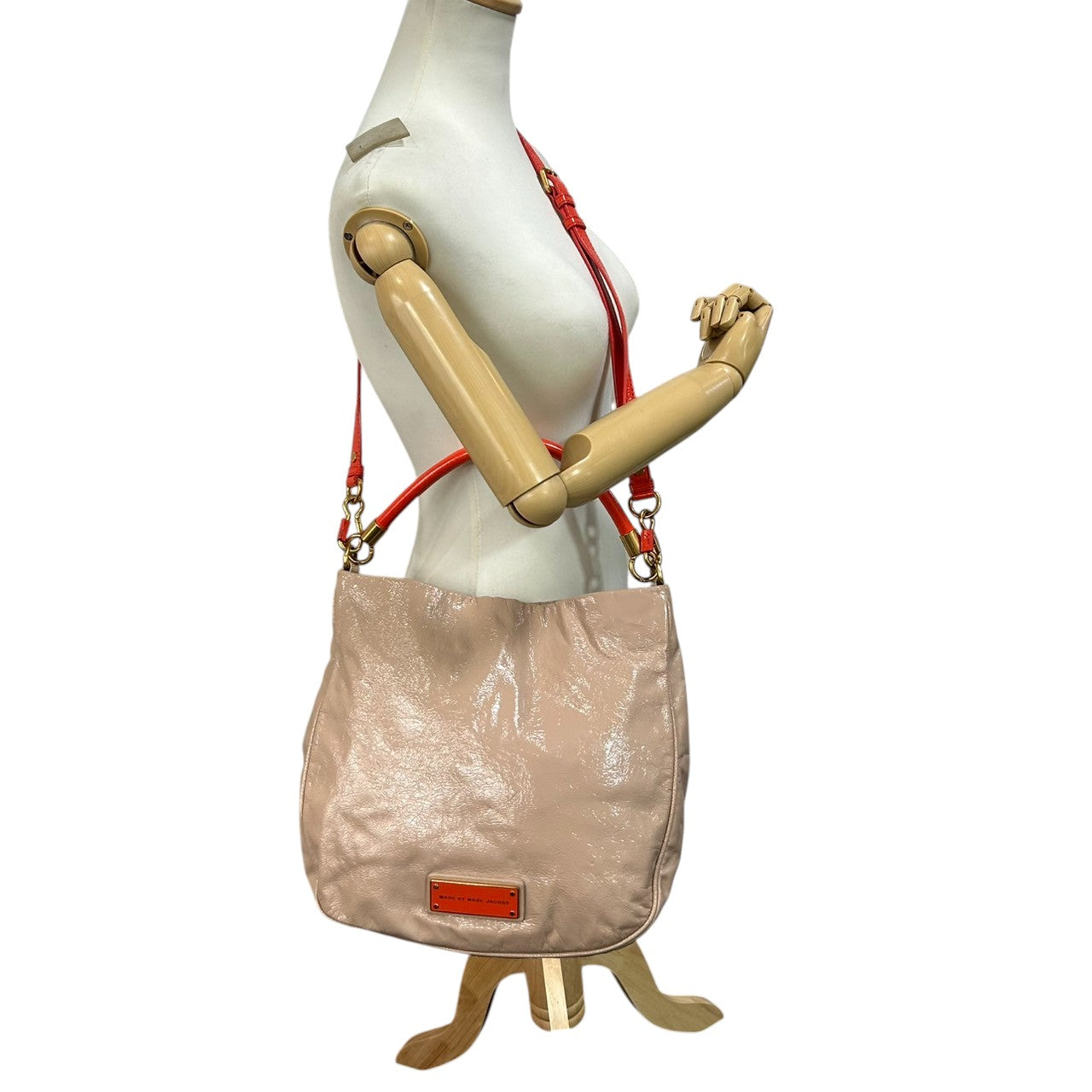 【美品】MARC BY MARC JACOBS 2WAY ハンドバッグ ショルダーバッグ 斜め掛け可 エナメル パテントレザー ベージュ レッド バイカラー ゴールド金具 レディース エレガント フェミニン デイリーユース 大容量 クリーニング済み R