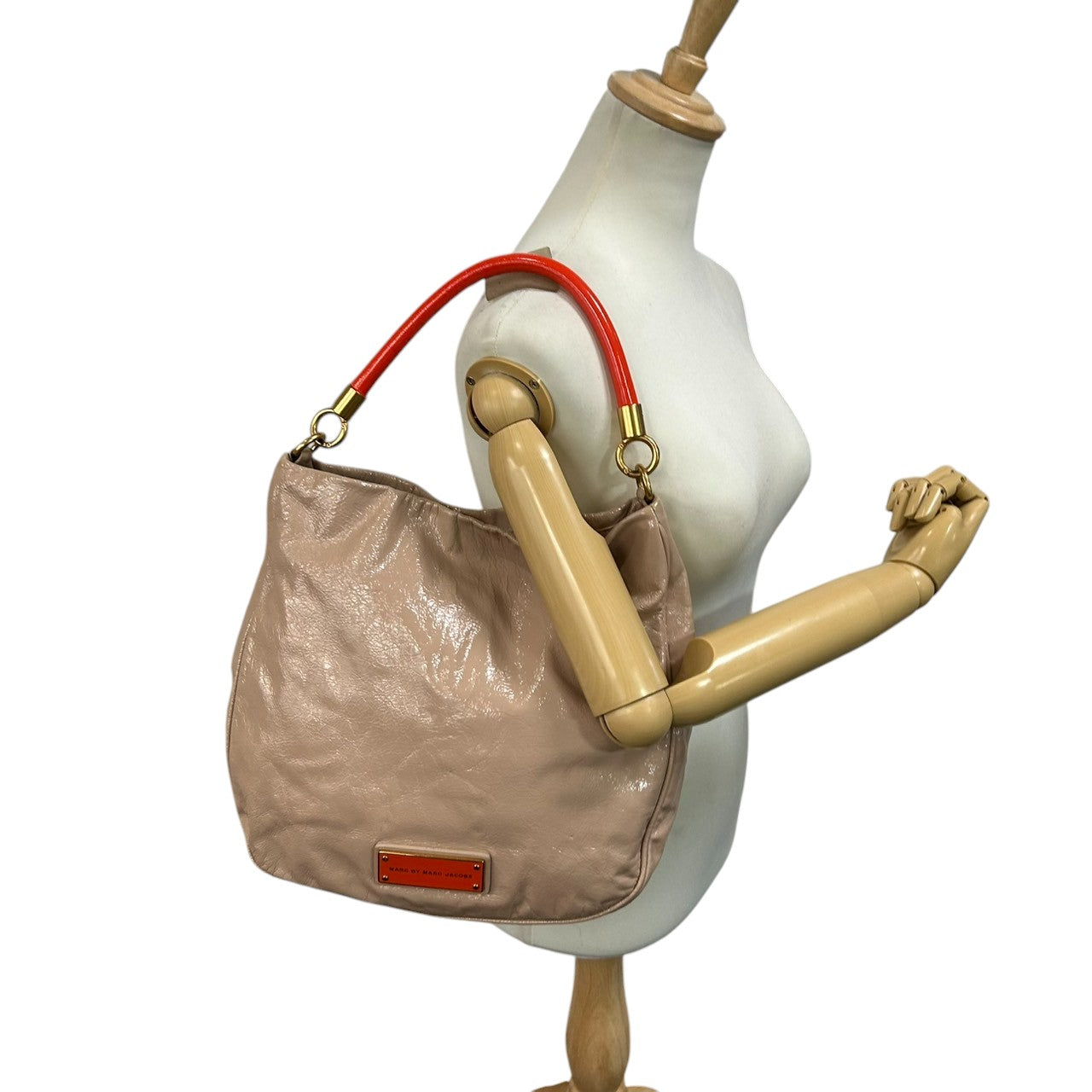 【美品】MARC BY MARC JACOBS 2WAY ハンドバッグ ショルダーバッグ 斜め掛け可 エナメル パテントレザー ベージュ レッド バイカラー ゴールド金具 レディース エレガント フェミニン デイリーユース 大容量 クリーニング済み R