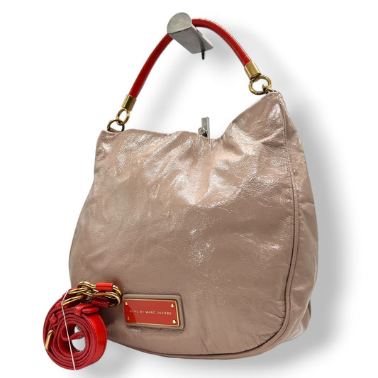 【美品】MARC BY MARC JACOBS 2WAY ハンドバッグ ショルダーバッグ 斜め掛け可 エナメル パテントレザー ベージュ レッド バイカラー ゴールド金具 レディース エレガント フェミニン デイリーユース 大容量 クリーニング済み R