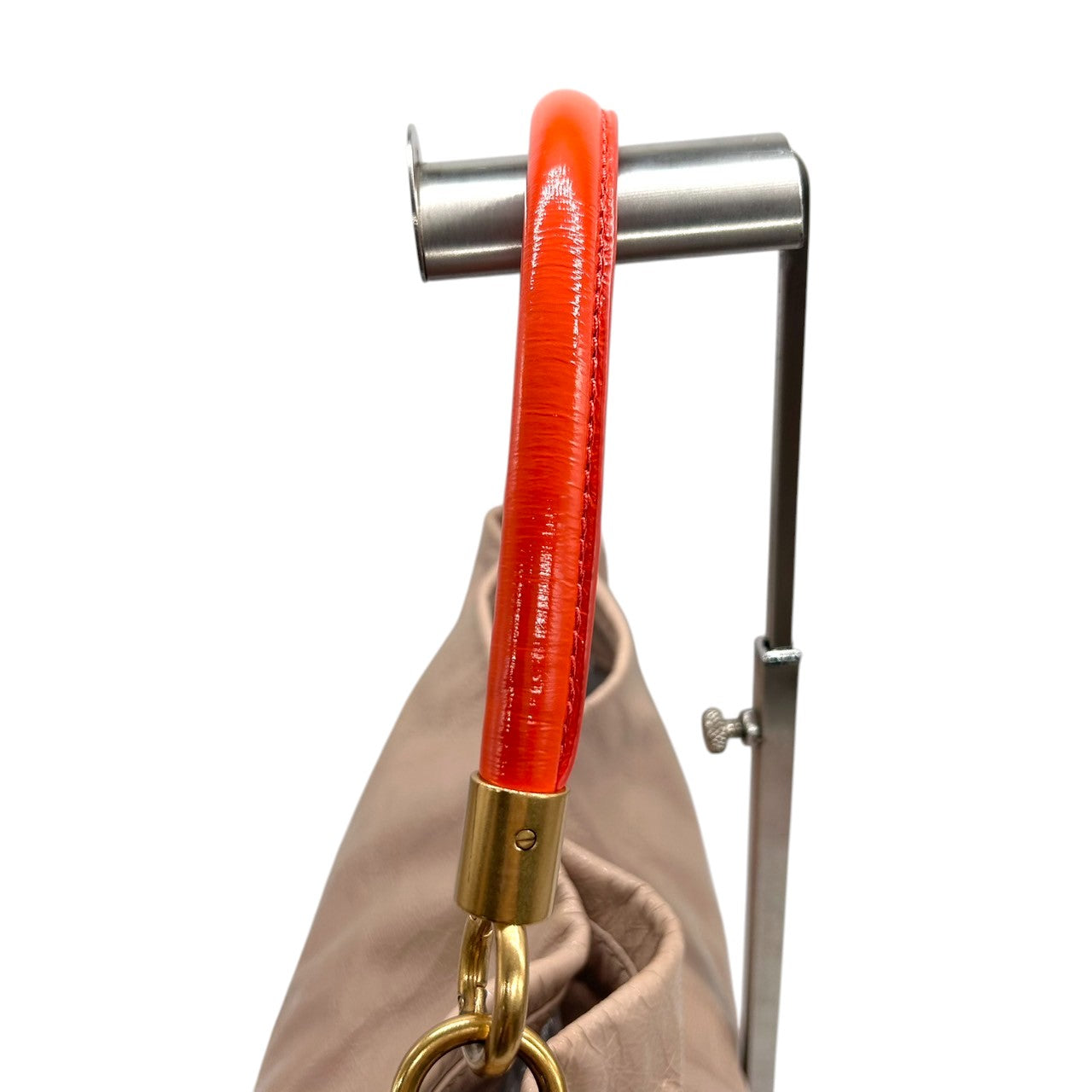 【美品】MARC BY MARC JACOBS 2WAY ハンドバッグ ショルダーバッグ 斜め掛け可 エナメル パテントレザー ベージュ レッド バイカラー ゴールド金具 レディース エレガント フェミニン デイリーユース 大容量 クリーニング済み R