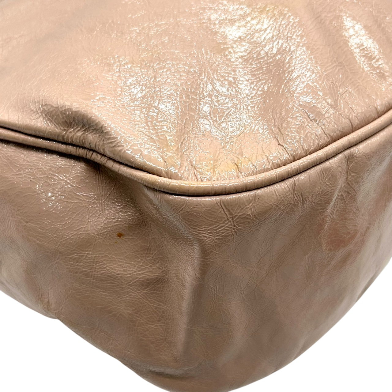 【美品】MARC BY MARC JACOBS 2WAY ハンドバッグ ショルダーバッグ 斜め掛け可 エナメル パテントレザー ベージュ レッド バイカラー ゴールド金具 レディース エレガント フェミニン デイリーユース 大容量 クリーニング済み R