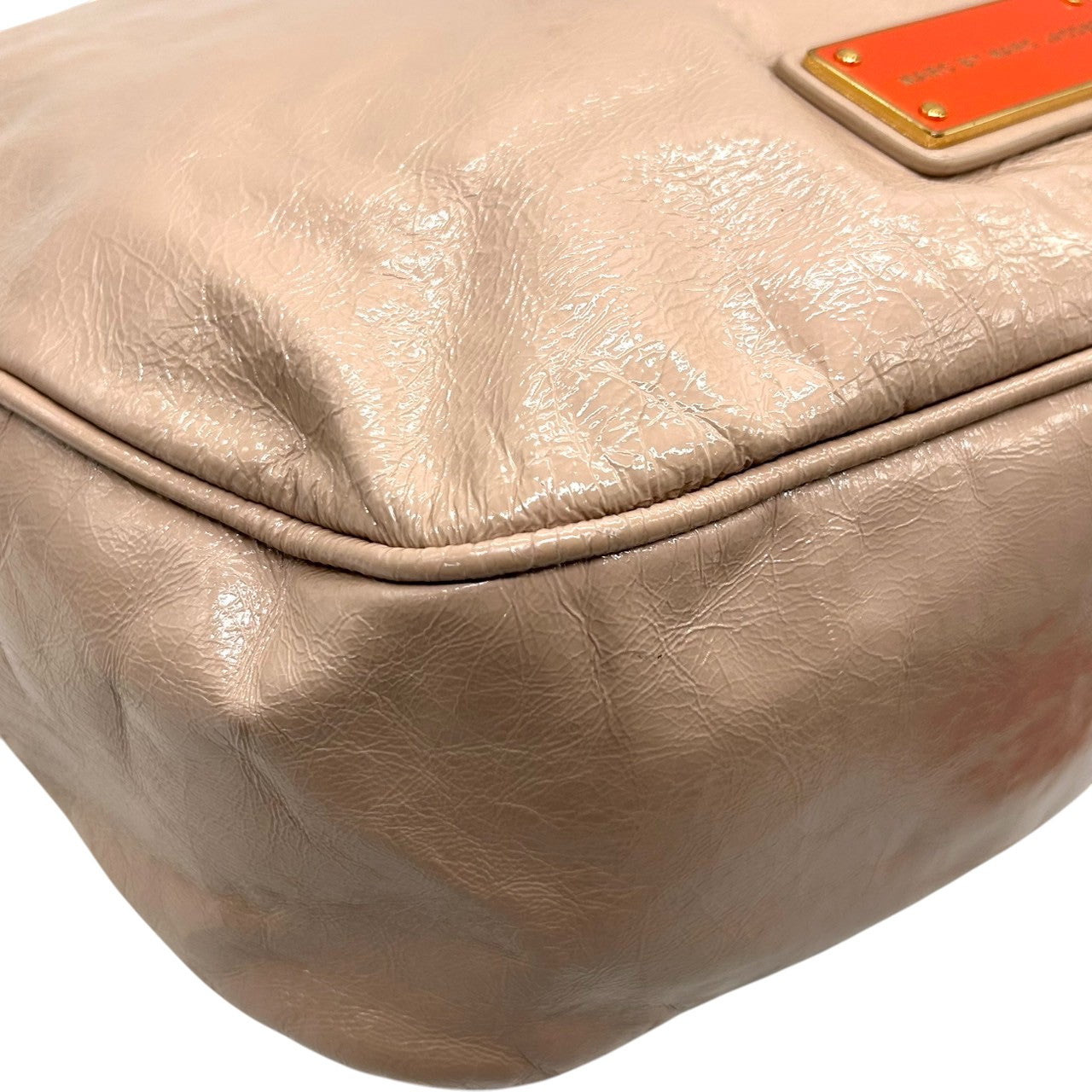 【美品】MARC BY MARC JACOBS 2WAY ハンドバッグ ショルダーバッグ 斜め掛け可 エナメル パテントレザー ベージュ レッド バイカラー ゴールド金具 レディース エレガント フェミニン デイリーユース 大容量 クリーニング済み R