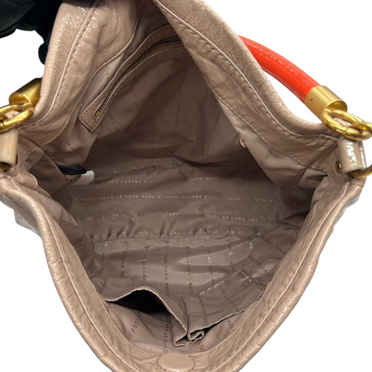 【美品】MARC BY MARC JACOBS 2WAY ハンドバッグ ショルダーバッグ 斜め掛け可 エナメル パテントレザー ベージュ レッド バイカラー ゴールド金具 レディース エレガント フェミニン デイリーユース 大容量 クリーニング済み R