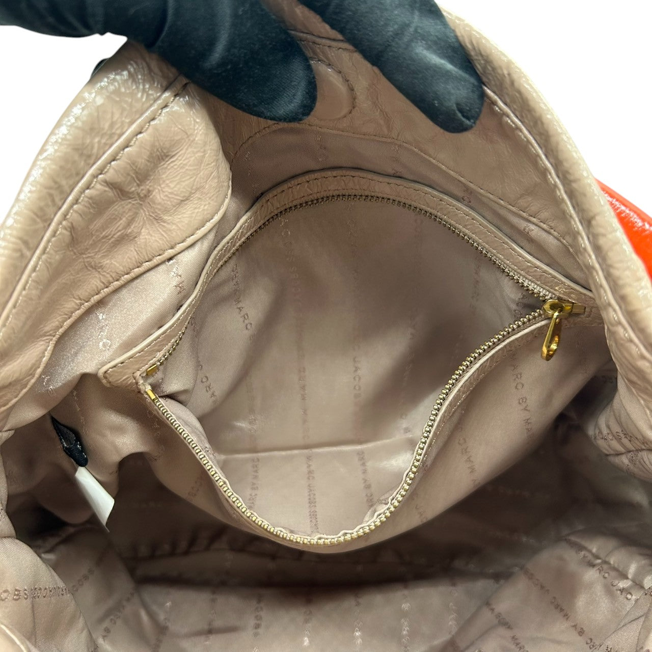 【美品】MARC BY MARC JACOBS 2WAY ハンドバッグ ショルダーバッグ 斜め掛け可 エナメル パテントレザー ベージュ レッド バイカラー ゴールド金具 レディース エレガント フェミニン デイリーユース 大容量 クリーニング済み R