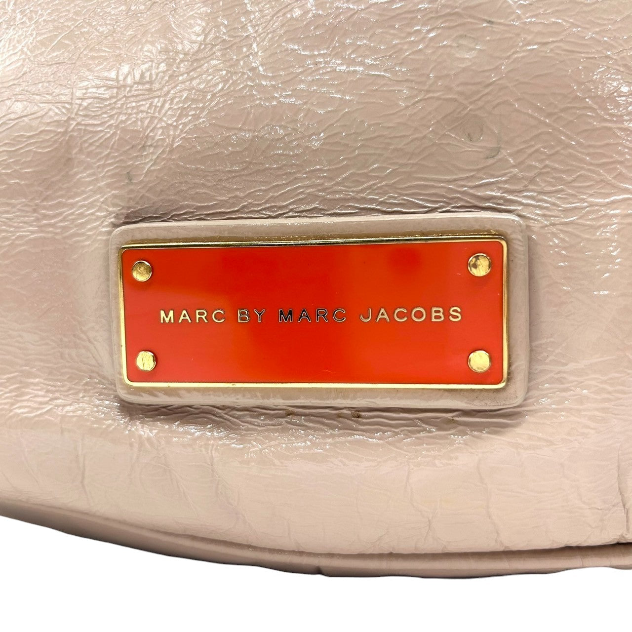 【美品】MARC BY MARC JACOBS 2WAY ハンドバッグ ショルダーバッグ 斜め掛け可 エナメル パテントレザー ベージュ レッド バイカラー ゴールド金具 レディース エレガント フェミニン デイリーユース 大容量 クリーニング済み R